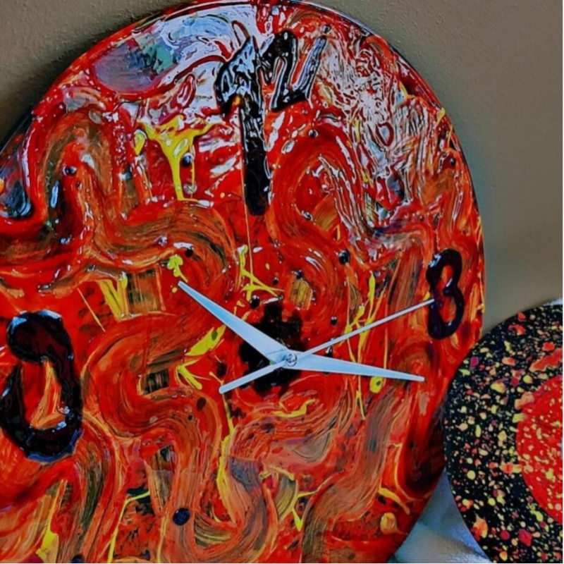 Bemalte Schallplatte in Rot + 7" Single mit Uhrwerk