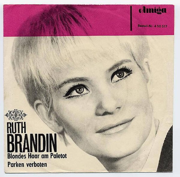 Ruth Brandin – Blondes Haar Am Paletot / Parken Verboten